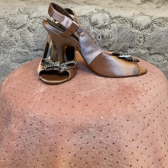 Steve Madden Luxe pink satin slingbacks w/crystals - Picture 3 of 12